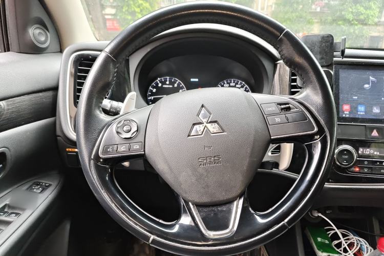 Used Mitsubishi Outlander 2016 2.4L 4x4 Luxury Edition 7-Seater Steering Wheel