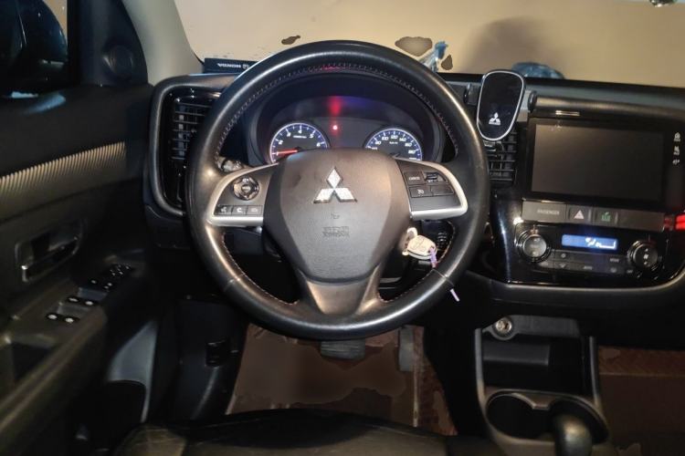 Used Mitsubishi Outlander 2016 2.0L Two-Wheel Drive Fashion Edition 5 Seats Steering Wheel