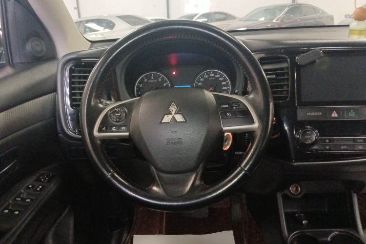 Used Mitsubishi Outlander 2016 2.0L Two-Wheel Drive Fashion Edition 5 Seats Steering Wheel