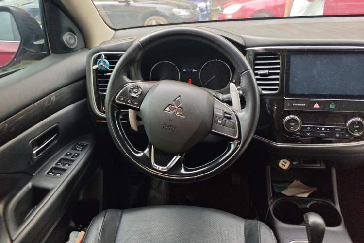 Used Mitsubishi Outlander 2016 2.4L 4x4 Elite Edition 5 Seats Steering Wheel