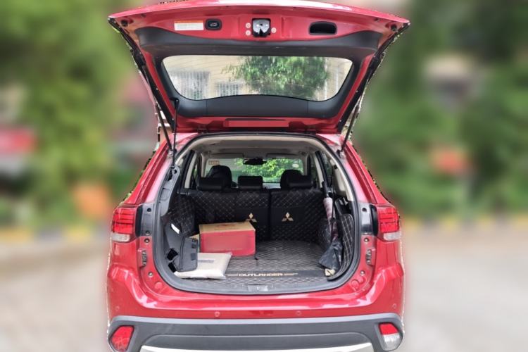 Used Mitsubishi Outlander 2016 2.4L 4x4 Luxury Edition 7-Seater Trunk