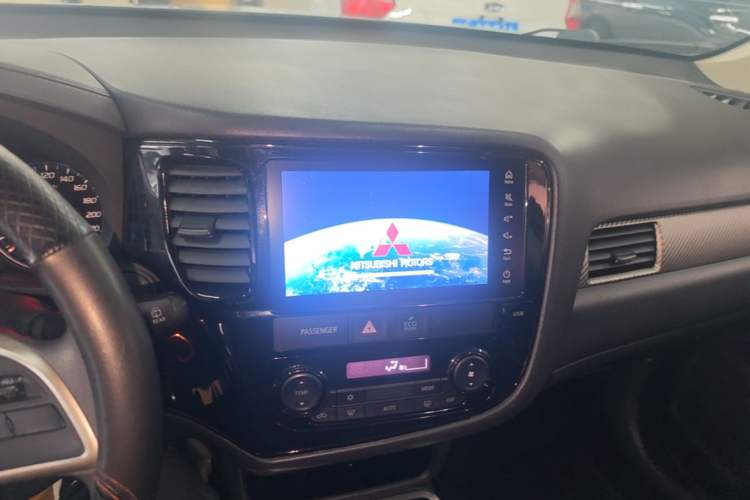 Used Mitsubishi Outlander 2016 2.0L Two-Wheel Drive Fashion Edition 5 Seats Audio And AC Panel