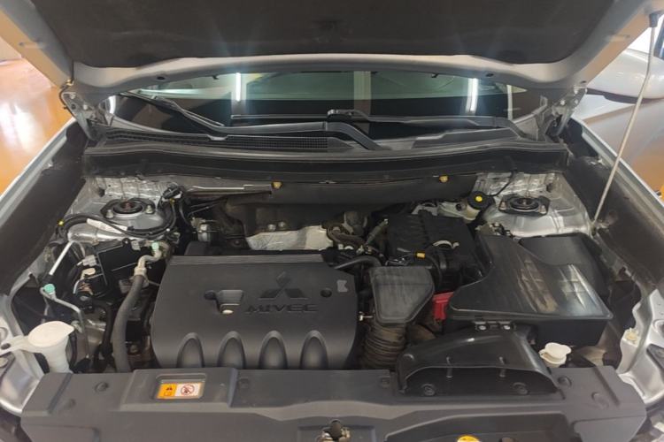 Used Mitsubishi Outlander 2016 2.0L Two-Wheel Drive Fashion Edition 5 Seats Engine Bay
