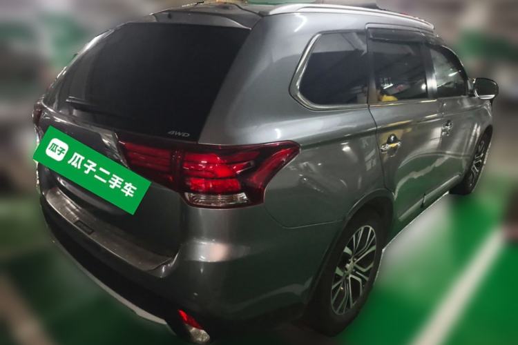 Used Mitsubishi Outlander 2016 2.4L 4x4 Elite Edition 7-Seater Exterior 5