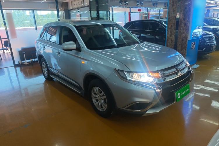Used Mitsubishi Outlander 2016 2.0L Two-Wheel Drive Fashion Edition 5 Seats Front Right 45 Deg