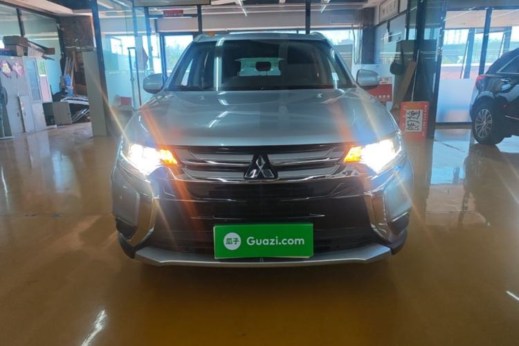 Used Mitsubishi Outlander 2016 2.0L Two-Wheel Drive Fashion Edition 5 Seats Front