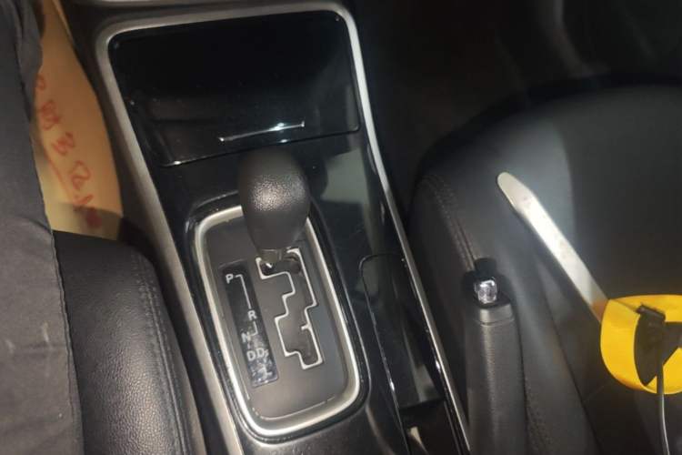 Used Mitsubishi Outlander 2016 2.0L Two-Wheel Drive Fashion Edition 5 Seats Gear Lever