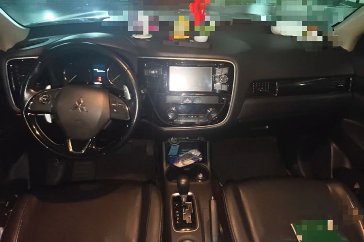 Used Mitsubishi Outlander 2016 2.4L 4x4 Elite Edition 7-Seater Interior 2