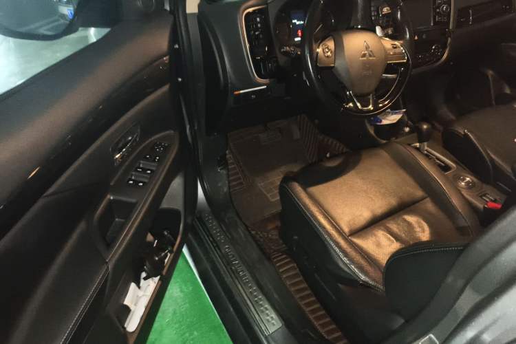 Used Mitsubishi Outlander 2016 2.4L 4x4 Elite Edition 7-Seater Interior 3