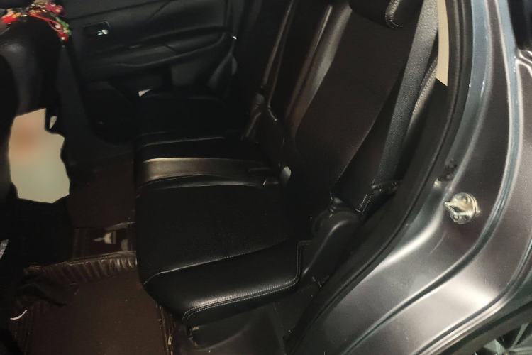 Used Mitsubishi Outlander 2016 2.4L 4x4 Elite Edition 7-Seater Interior 4