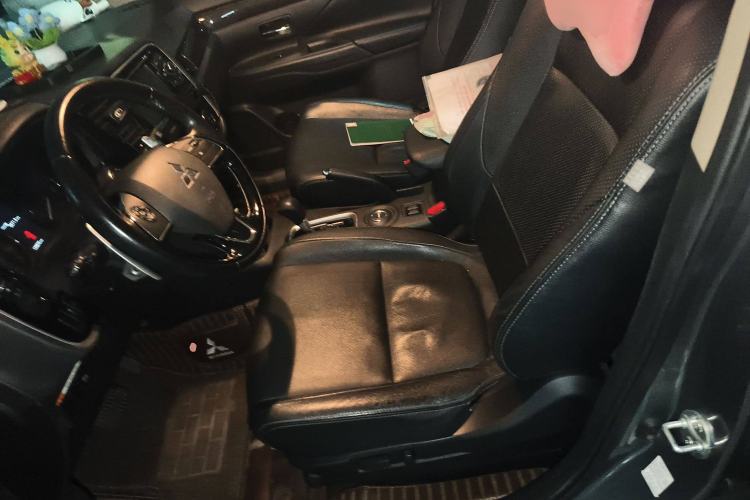 Used Mitsubishi Outlander 2016 2.4L 4x4 Elite Edition 7-Seater Left Front Seat
