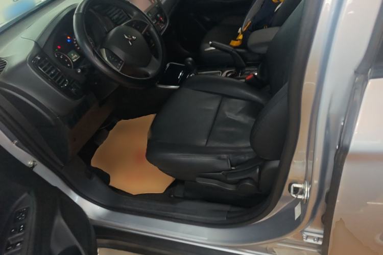Used Mitsubishi Outlander 2016 2.0L Two-Wheel Drive Fashion Edition 5 Seats Left Front Seat