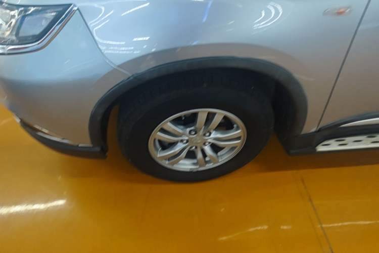 Used Mitsubishi Outlander 2016 2.0L Two-Wheel Drive Fashion Edition 5 Seats Left Front Wheel Hub