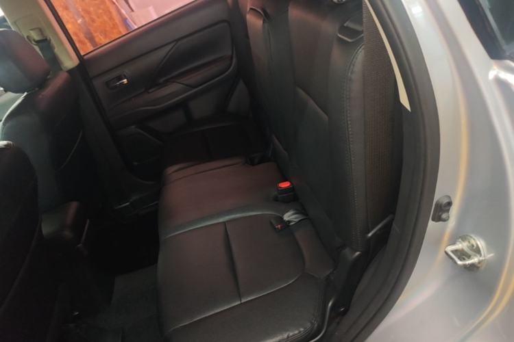 Used Mitsubishi Outlander 2016 2.0L Two-Wheel Drive Fashion Edition 5 Seats Left Rear Seat