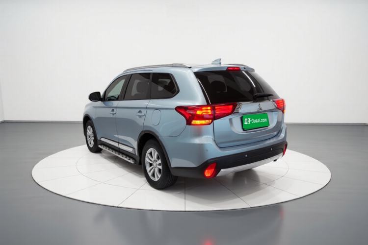 Used Mitsubishi Outlander 2016 2.0L Two-Wheel Drive Fashion Edition 5 Seats Rear Left 45 Deg