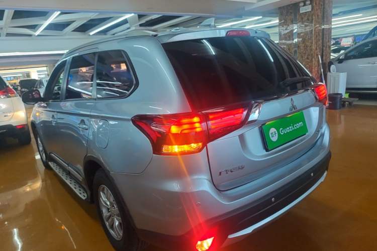 Used Mitsubishi Outlander 2016 2.0L Two-Wheel Drive Fashion Edition 5 Seats Rear Left 45 Deg