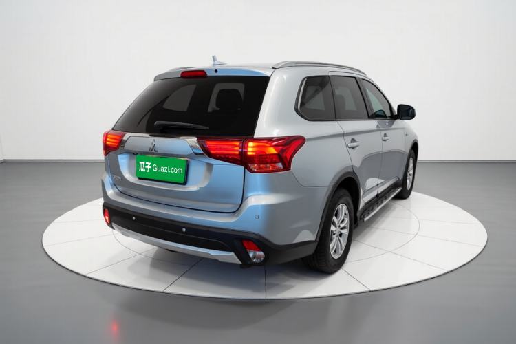 Used Mitsubishi Outlander 2016 2.0L Two-Wheel Drive Fashion Edition 5 Seats Rear Right 45 Deg