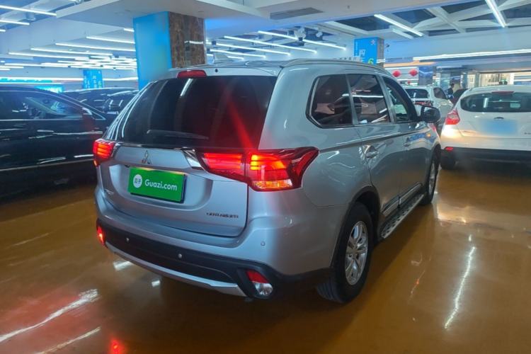 Used Mitsubishi Outlander 2016 2.0L Two-Wheel Drive Fashion Edition 5 Seats Rear Right 45 Deg