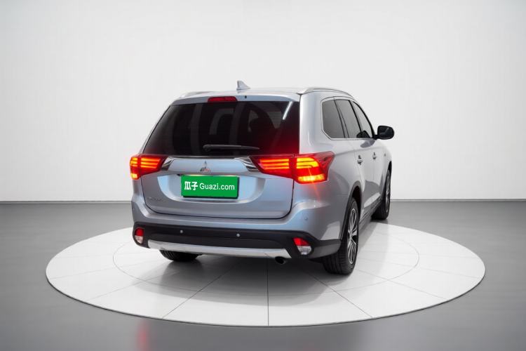 Used Mitsubishi Outlander 2016 2.0L Two-Wheel Drive Fashion Edition 5 Seats Rear