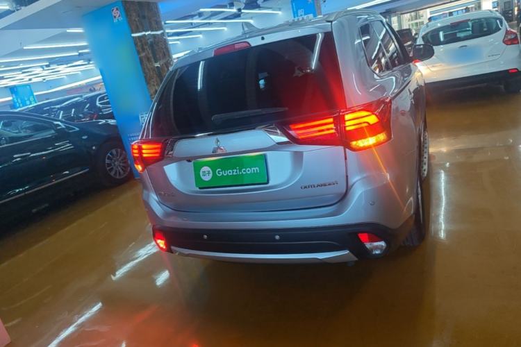 Used Mitsubishi Outlander 2016 2.0L Two-Wheel Drive Fashion Edition 5 Seats Rear