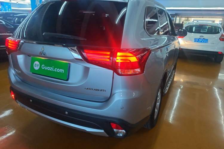 Used Mitsubishi Outlander 2016 2.0L Two-Wheel Drive Fashion Edition 5 Seats Right Rear Taillight