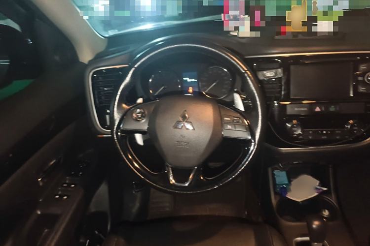 Used Mitsubishi Outlander 2016 2.4L 4x4 Elite Edition 7-Seater Steering Wheel