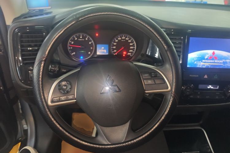 Used Mitsubishi Outlander 2016 2.0L Two-Wheel Drive Fashion Edition 5 Seats Steering Wheel