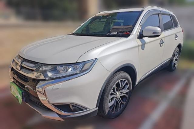 Mitsubishi Outlander 2016 2.4L 4x4 Luxury Edition 7-Seater с пробегом