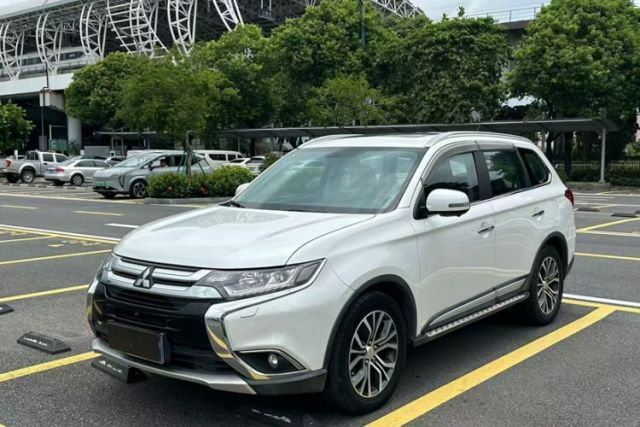 Używany Mitsubishi Outlander 2016 2.4L 4x4 Elite Edition 5 Seats