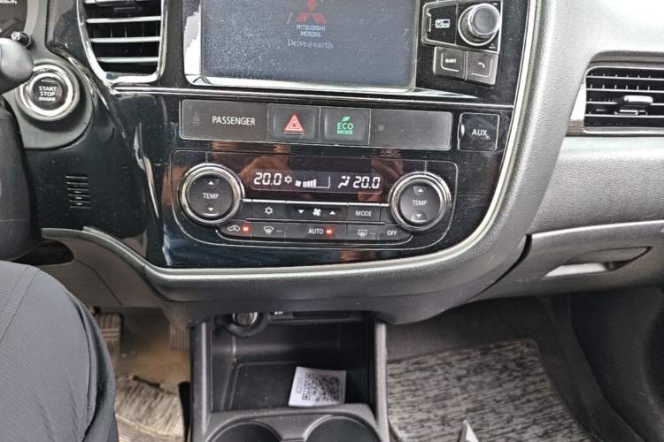 Used Mitsubishi Outlander 2016 2.4L 4x4 Elite Edition 5 Seats Audio And AC Panel