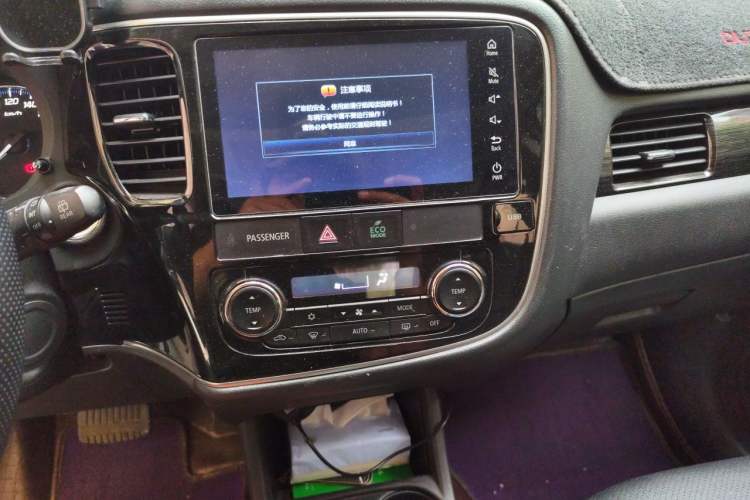 Used Mitsubishi Outlander 2016 2.4L 4x4 Elite Edition 5 Seats Audio And AC Panel