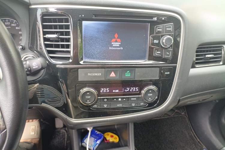 Used Mitsubishi Outlander 2016 2.4L 4x4 Elite Edition 5 Seats Audio And AC Panel