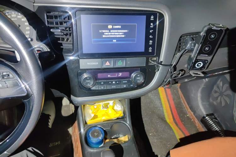 Used Mitsubishi Outlander 2016 2.4L 4x4 Luxury Edition 7-Seater Audio And AC Panel