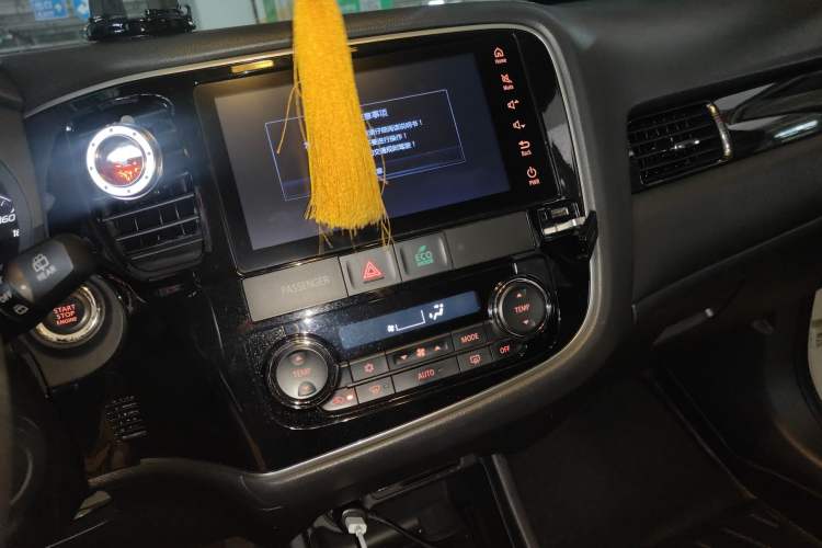 Used Mitsubishi Outlander 2016 2.4L 4x4 Luxury Edition 7-Seater Audio And AC Panel