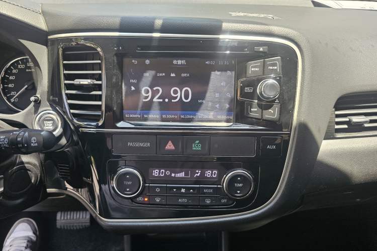Used Mitsubishi Outlander 2016 2.4L 4x4 Elite Edition 7-Seater Audio And AC Panel