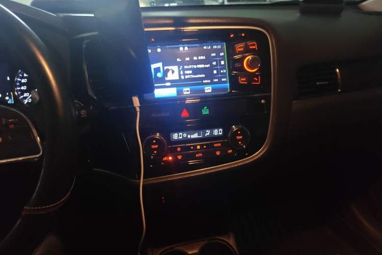 Used Mitsubishi Outlander 2016 2.4L 4x4 Elite Edition 5 Seats Audio And AC Panel