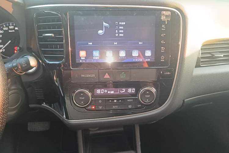 Used Mitsubishi Outlander 2016 2.4L 4x4 Luxury Edition 7-Seater Audio And AC Panel