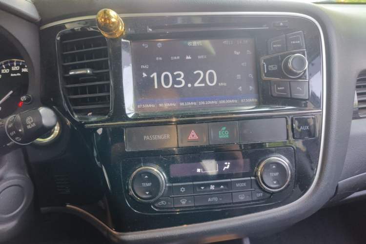 Used Mitsubishi Outlander 2016 2.4L 4x4 Elite Edition 7-Seater Audio And AC Panel
