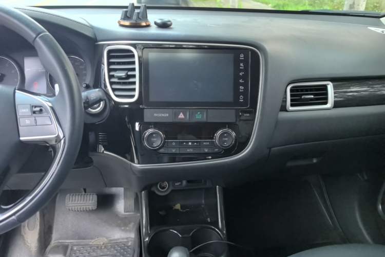 Used Mitsubishi Outlander 2016 2.4L 4x4 Elite Edition 5 Seats Audio And AC Panel