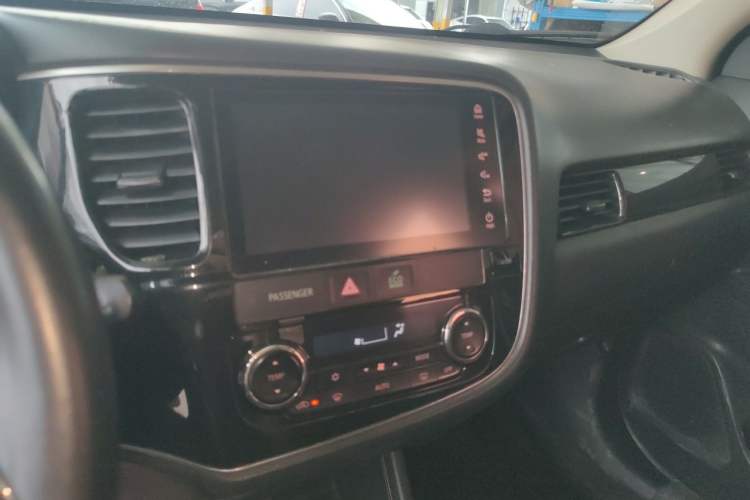 Used Mitsubishi Outlander 2016 2.4L 4x4 Elite Edition 5 Seats Audio And AC Panel