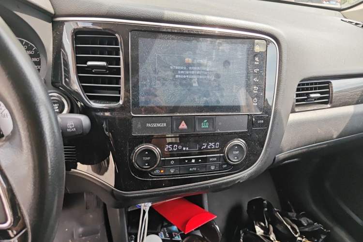 Used Mitsubishi Outlander 2016 2.4L 4x4 Luxury Edition 7-Seater Audio And AC Panel