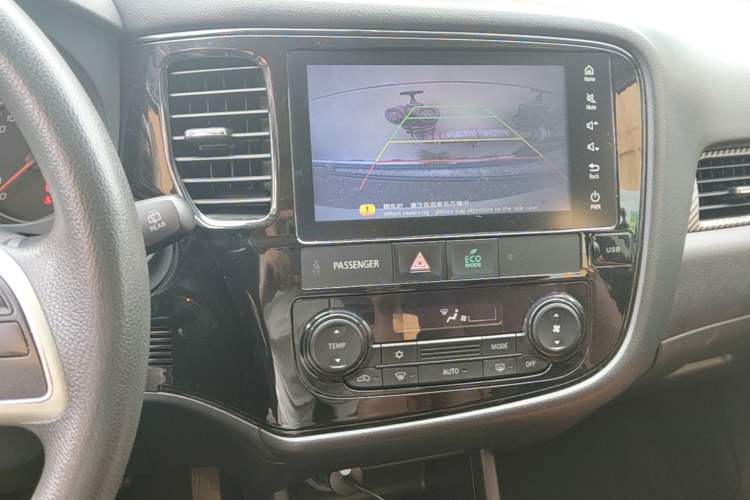 Used Mitsubishi Outlander 2016 2.0L Two-Wheel Drive Fashion Edition 5 Seats Audio And AC Panel