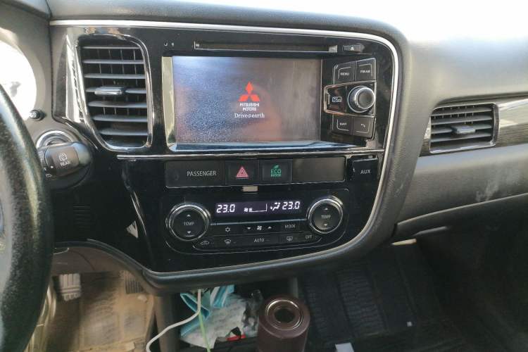 Used Mitsubishi Outlander 2016 2.4L 4x4 Elite Edition 7-Seater Audio And AC Panel