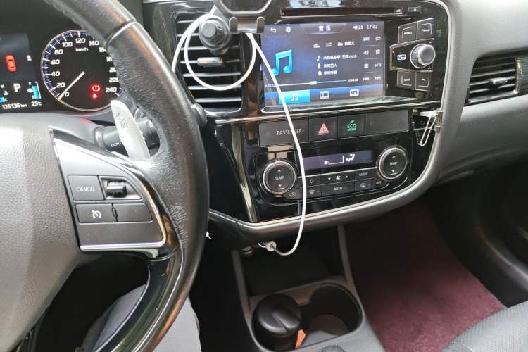 Used Mitsubishi Outlander 2016 2.4L 4x4 Elite Edition 7-Seater Audio And AC Panel