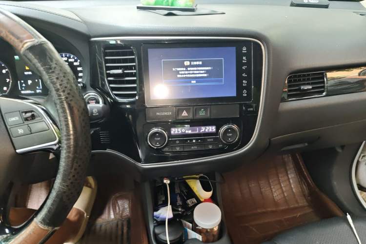Used Mitsubishi Outlander 2016 2.4L 4x4 Luxury Edition 7-Seater Audio And AC Panel