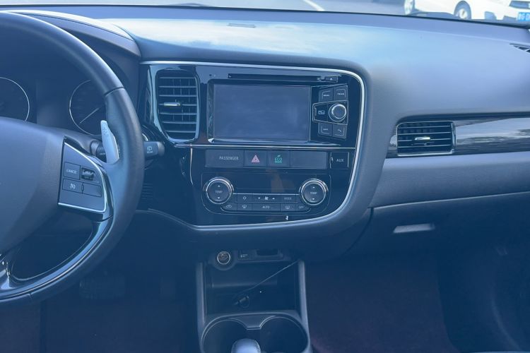 Used Mitsubishi Outlander 2016 2.4L 4x4 Elite Edition 7-Seater Audio And AC Panel