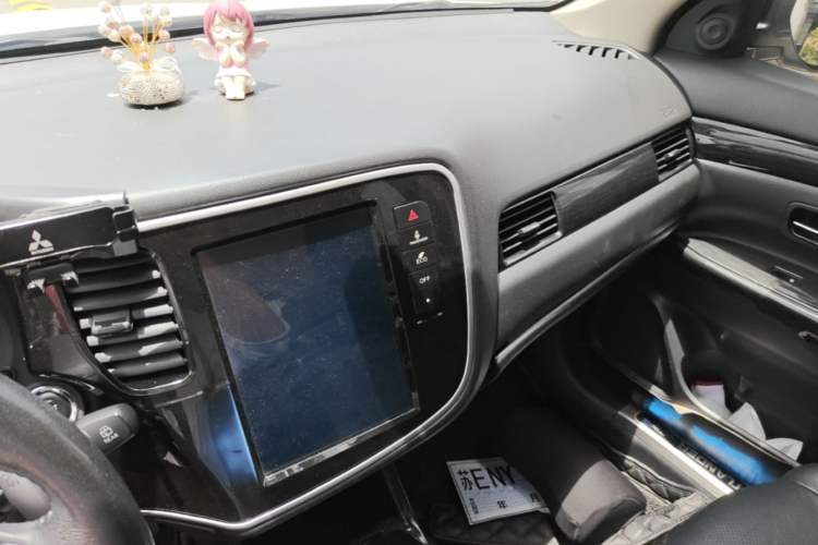 Used Mitsubishi Outlander 2016 2.4L 4x4 Luxury Edition 7-Seater Audio And AC Panel