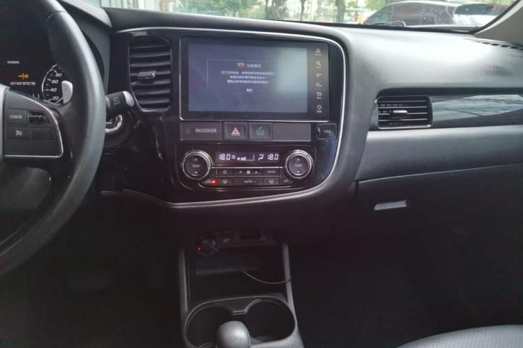 Used Mitsubishi Outlander 2016 2.4L 4x4 Luxury Edition 7-Seater Audio And AC Panel