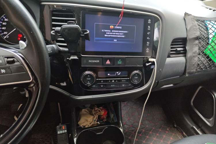 Used Mitsubishi Outlander 2016 2.4L 4x4 Luxury Edition 7-Seater Audio And AC Panel
