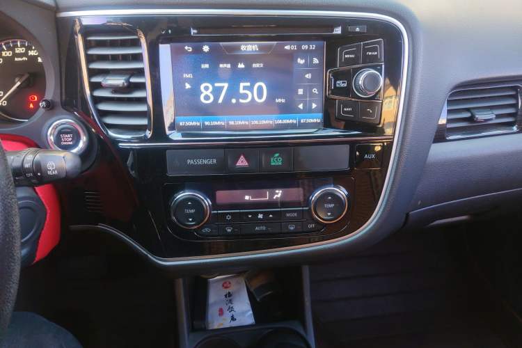 Used Mitsubishi Outlander 2016 2.4L 4x4 Elite Edition 5 Seats Audio And AC Panel